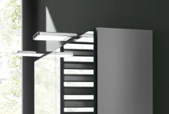 Emco Flat 2 Style LED-Lichtspiegelschrank 140 Cm, Mit LED-Aufsatzleuchte, 3 Türen