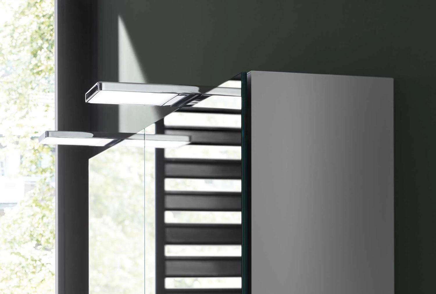 Emco Flat 2 Style LED-Lichtspiegelschrank 140 Cm, Mit LED-Aufsatzleuchte, 3 Türen 1 Emco Flat 2 Style LED-Lichtspiegelschrank 140 Cm, Mit LED-Aufsatzleuchte, 3 Türen