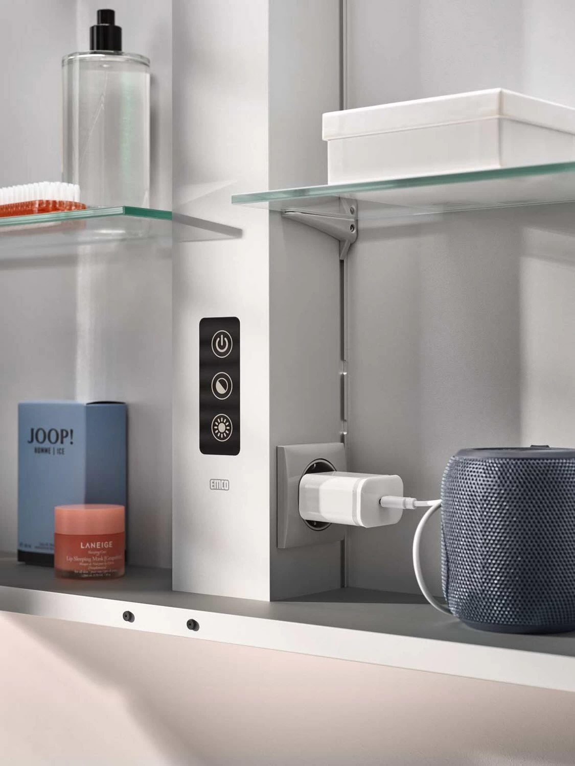 Emco Flat 2 Style LED-Lichtspiegelschrank 140 Cm, Mit LED-Aufsatzleuchte, 3 Türen 2 Emco Flat 2 Style LED-Lichtspiegelschrank 140 Cm, Mit LED-Aufsatzleuchte, 3 Türen – Bild 2