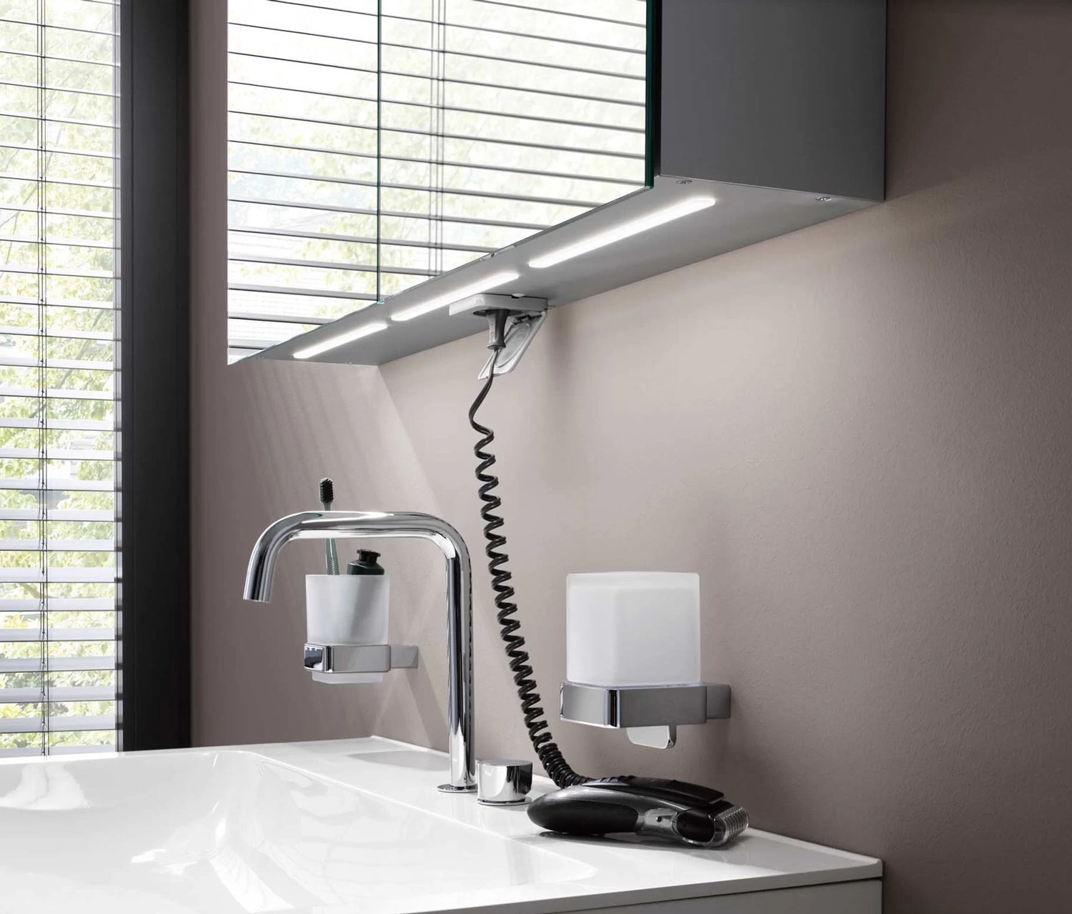 Emco Flat 2 Style LED-Lichtspiegelschrank 140 Cm, Mit LED-Aufsatzleuchte, 3 Türen 5 Emco Flat 2 Style LED-Lichtspiegelschrank 140 Cm, Mit LED-Aufsatzleuchte, 3 Türen – Bild 5