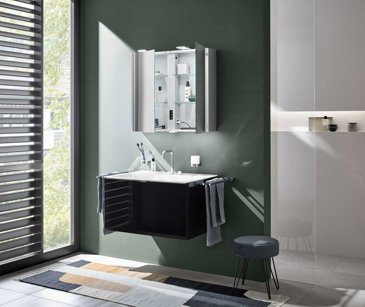 Emco Flat 2 Style LED-Lichtspiegelschrank 140 Cm, Mit LED-Aufsatzleuchte, 3 Türen 6 Emco Flat 2 Style LED-Lichtspiegelschrank 140 Cm, Mit LED-Aufsatzleuchte, 3 Türen – Bild 6