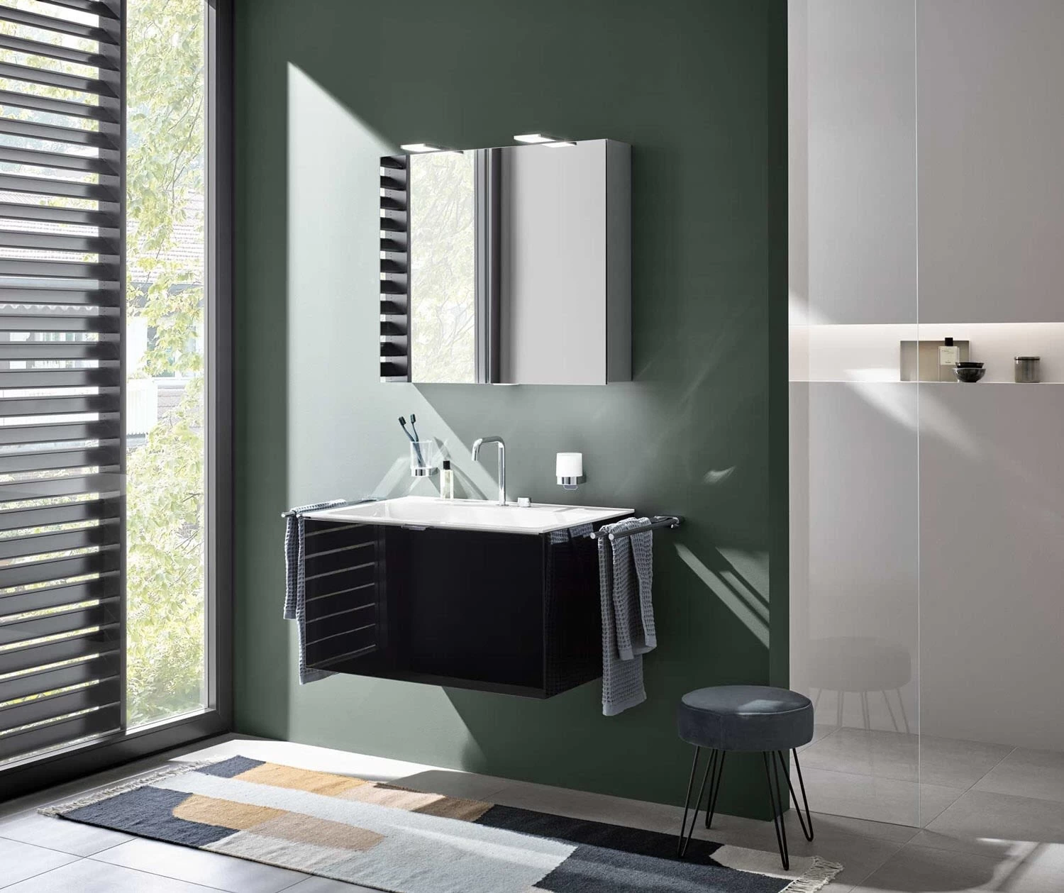 Emco Flat 2 Style LED-Lichtspiegelschrank 140 Cm, Mit LED-Aufsatzleuchte, 3 Türen 7 Emco Flat 2 Style LED-Lichtspiegelschrank 140 Cm, Mit LED-Aufsatzleuchte, 3 Türen – Bild 7