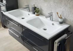 Puris Kao Line Waschtischkombination 126 Cm Mit Keramik-Doppelwaschtisch, 4 Auszügen, Stangengriff 7 Puris Kao Line Waschtischkombination 126 Cm Mit Keramik-Doppelwaschtisch, 4 Auszügen, Stangengriff -Badmöbel Verkauf hersteller puris kao line waschtischkombination 126 11946350