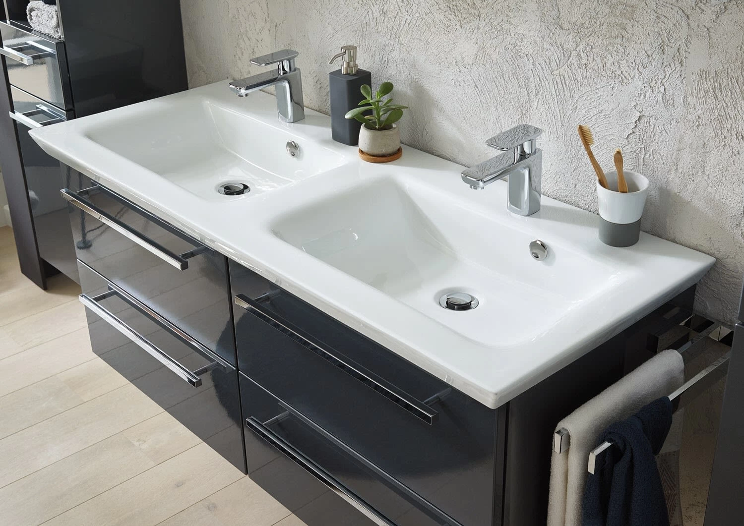 Puris Kao Line Waschtischkombination 126 Cm Mit Keramik-Doppelwaschtisch, 4 Auszügen, Stangengriff 3 Puris Kao Line Waschtischkombination 126 Cm Mit Keramik-Doppelwaschtisch, 4 Auszügen, Stangengriff – Bild 3